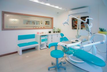 Logo zariadenia DentalClinics - Centrum estetickej stomatológie a implantológie - MUDr. Igor Gašpar