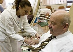 Darcov krvi v Nitre odmenil magistrát fľaškou červeného vína