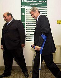 Dzurinda dnes desať týždňov po úraze odložil jednu z bariel