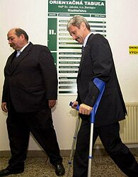 Dzurinda dnes desať týždňov po úraze odložil jednu z bariel