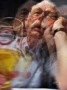 Fyzický stav starších mužov môže podľa vedcov zlepšiť mierne pitie alkoholu