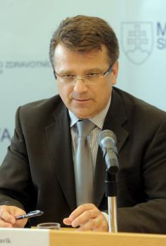 Minister Uhliarik vyzval farmafirmy, aby prestali strašiť pacientov