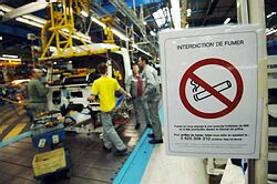 Francúzi si od štvrtka cigaretu v kancelárii nezapália - platí nový zákon