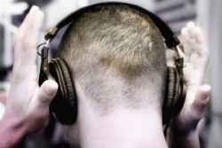 Slúchadlá môžu vo vysokých frekvenciách spôsobiť poruchu sluchu