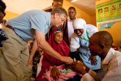SAE a nadácia Gatesovcov vytvorili partnerstvo na imunizáciu detí