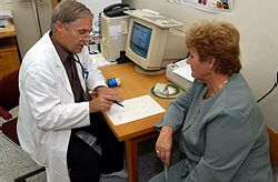 Poisťovne budú informovať lekárov o poistencoch, ktorí zmenili poisťovňu