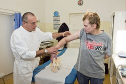 Pracovníci Kliniky úrazovej chirurgie FN L. Pasteura Košice prišli pacientovi odrezanú ruku