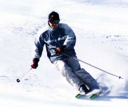 Lyžiarske prilby by mali nosiť nielen deti, ale aj dospelí