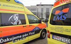 Pred budovou NR SR parkujú sanitky na protest proti tendru MZ SR