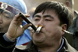 Čína v rámci boja proti fajčeniu zakáže stavanie nových fabrík na cigarety
