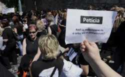 Zdravotné sestry a pôrodné asistentky prišli protestovať pred NR SR