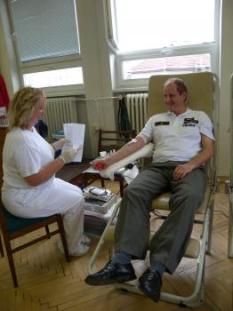 Policajti z Banskobystrického kraja vystreli ruku pre záchranu života