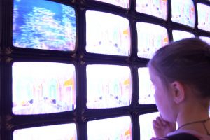 Nemeckí lekári: Deťom škodí príliš dlhé pozeranie televízie