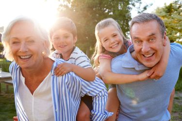 Spoločné dovolenky starých rodičov s vnúčatami sú pozitívnym novým trendom