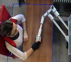 Robot vedie pacienta za ruku