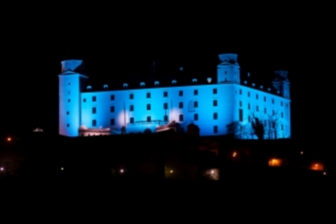 Bratislavský hrad sa v noci z nedele na pondelok rozsvieti na modro