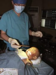 Čínski lekári zachránili dieťa, ktoré si poranilo mozog paličkami na jedenie