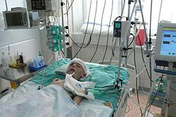 Zranený Thomas je stále v umelom spánku