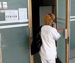 Zdravotníci z dolnokubínskej nemocnice začali štrajkovať