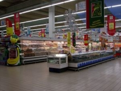 Najviac nedostatkov u potravín sa našlo v hypermarketoch a supermarketoch