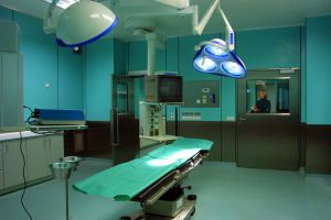 Britská vláda vyzvala nemocnice, aby operovali aj večer