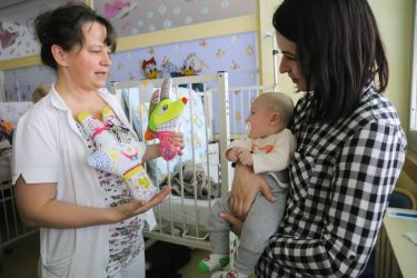 Bábiky Kiwanis dlhodobo pomáhajú pacientom a rodičom pri liečbe