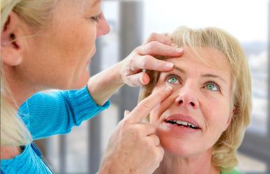 Trápia vás oči? Spoznajte príznaky katarakty – šedého zákalu