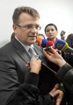 Stolička pod ministrom Uhliarikom sa vraj trasie, sám sa odísť nechystá