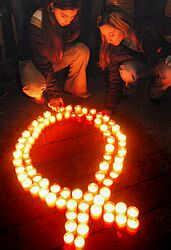 Zapálením sviečok v tvare stužky vyvrcholil pochod Mládeže SČK