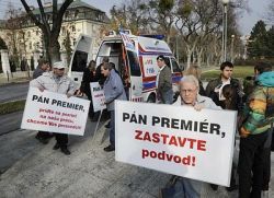 Neúspešný uchádzač z tendra ZDZS na sanitky žiada tender zrušiť