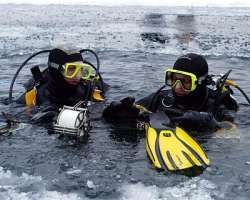 Záchrana človeka pri prelomení ľadu patrí k najnebezpečnejším postupom