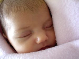 Predčasne narodené bábätká by mali rodičia často objímať