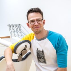 Bez peňazí, obvodu aj plánu. Zubný lekár si splnil sen o vlastnej praxi, ktorá udáva trendy