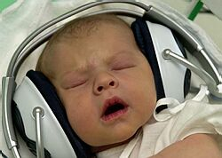 Ľudia, ktorí pravidelne počúvajú cez slúchadlá hlasnú hudbu, môžu ohluchnúť